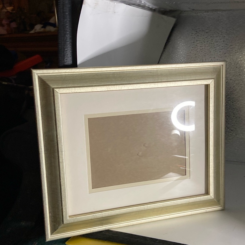 Picture frame with double matting 8”x10” full glass size inside mat 4.5”x6.5”
